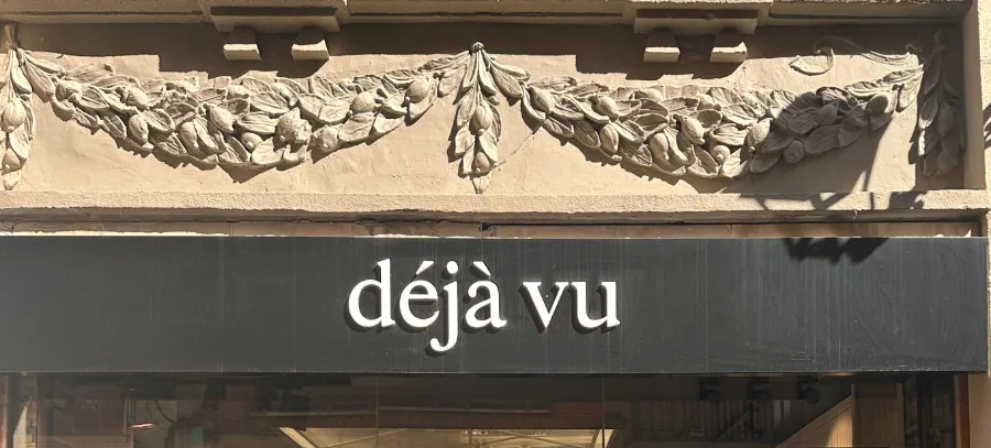 La entrada de Déjà Vu de día: el rótulo negro bajo la guirnalda de piedra.
